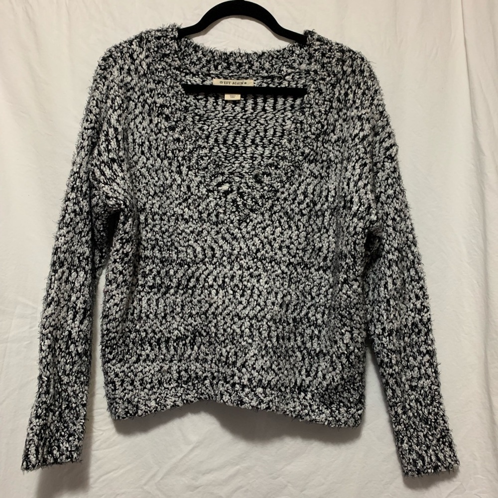 Super soft v-neck black and white crop sweate